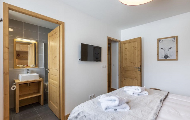Chambre 3, Appartement Arnica RIT001, Chalet Grivola, La Rosière, vue 2 chambre-3-appartement-arnica-RIT001-chalet-grivola-la-rosiere-vue-2