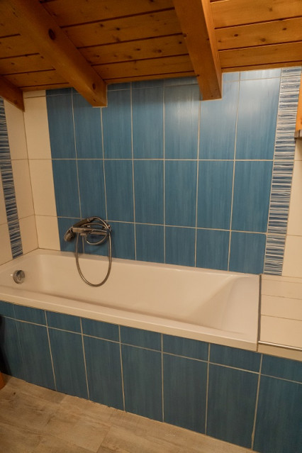 Salle de bain 1, Appartement CH001C, Chalet Les Charmettes, La Rosière, vue 3 salle-de-bain-1-appartement-CH001C-chalet-les-charmettes-la-rosiere-vue-3