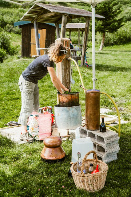 atelier-distillation-de-plantes-les-journees-du-bien-etre-la-rosiere