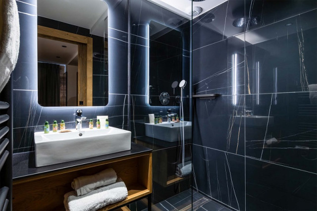 la-rosiere-appartement-5-dortoir-salle-de-bain-richard-roberts-1-3479972