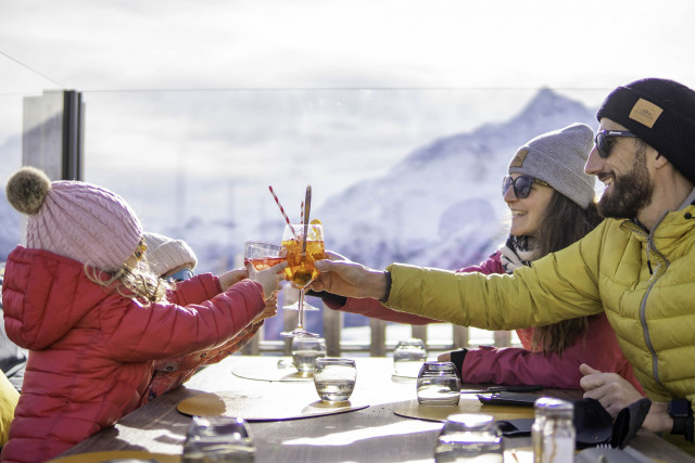 restaurant-d-altitude-pour-un-verre-en-famille-sur-l-espace-san-bernardo