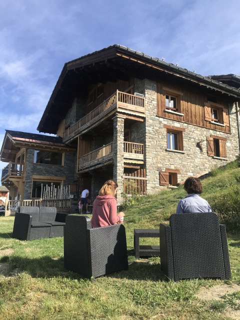 Salon de jardin en été, Chalet Les Charmettes, La Rosière salon-de-jardin-en-ete-chalet-les-charmettes-la-rosiere
