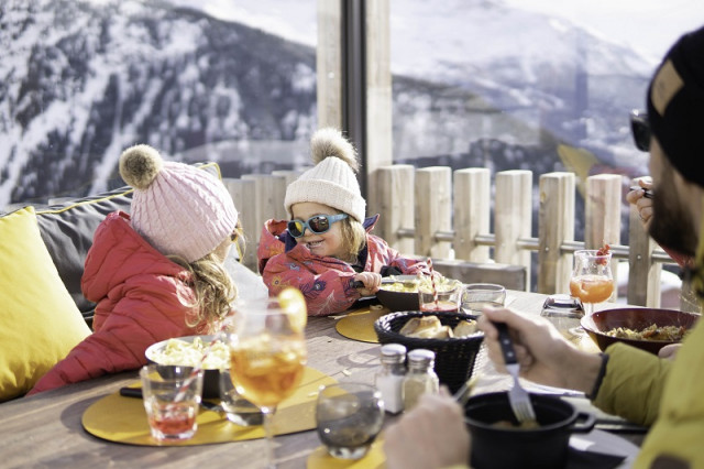 Terrasse ensoleillée pour un repas en famille Terrasse ensoleillée pour un repas en famille