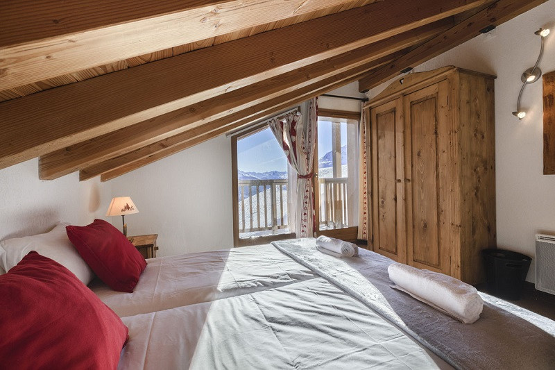 Chambre 1, Appartement 3, Chalet Les Perdrix,  La Rosière, vue 2 - © Manu REYBOZ, Mountain Collection chambre-1-appartement-3-chalet-les-perdrix-la-rosiere-vue-2