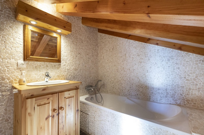 Salle de bain 1, Appartement 3, Chalet Les Perdrix,  La Rosière - © Manu REYBOZ, Mountain Collection salle-de-bain-1-appartement-3-chalet-les-perdrix-la-rosiere