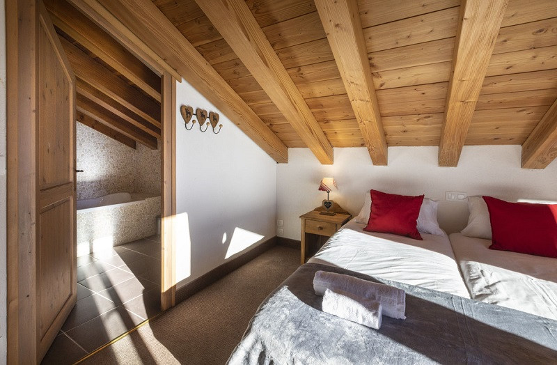 Chambre 1, Appartement 3, Chalet Les Perdrix,  La Rosière, vue 3 - © Manu REYBOZ, Mountain Collection chambre-1-appartement-3-chalet-les-perdrix-la-rosiere-vue-3