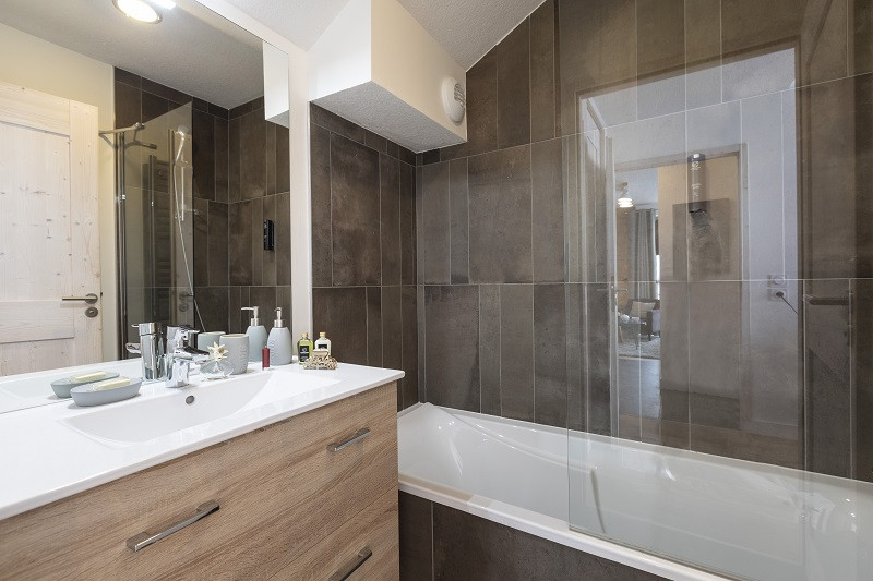 Salle de bain 1, Appartement 3 pièces, Le Hameau de Barthélémy, La Rosière - © Manu Reyboz salle-de-bain-1-appartement-3-pieces-le-hameau-de-barthelemy-la-rosiere