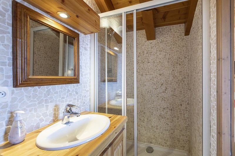 Salle de douche 2, Appartement 3, Chalet Les Perdrix,  La Rosière - © Manu REYBOZ, Mountain Collection salle-de-douche-2-appartement-3-chalet-les-perdrix-la-rosiere