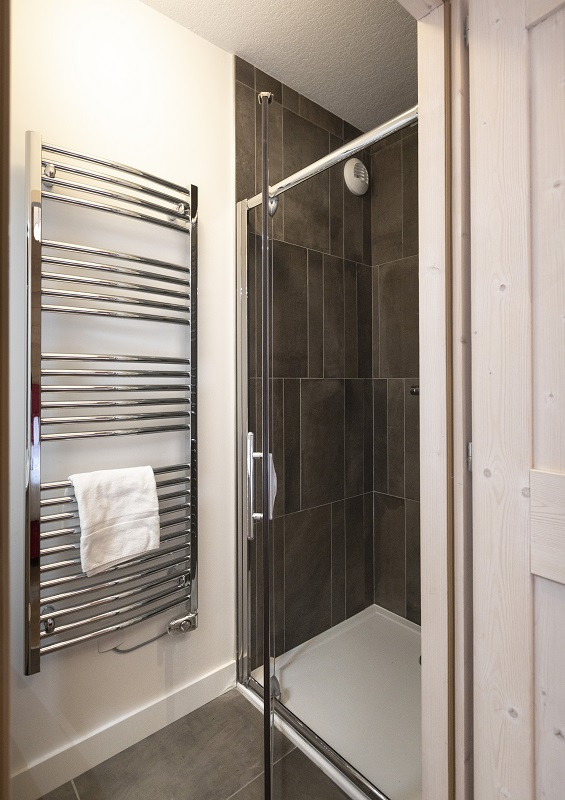 Salle d'eau 1, Appartement 4 pièces, Le Hameau de Barthélémy, La Rosière - © Manu Reyboz salle-de-douche-1-appartement-4-pieces-le-hameau-de-barthelemy-la-rosiere
