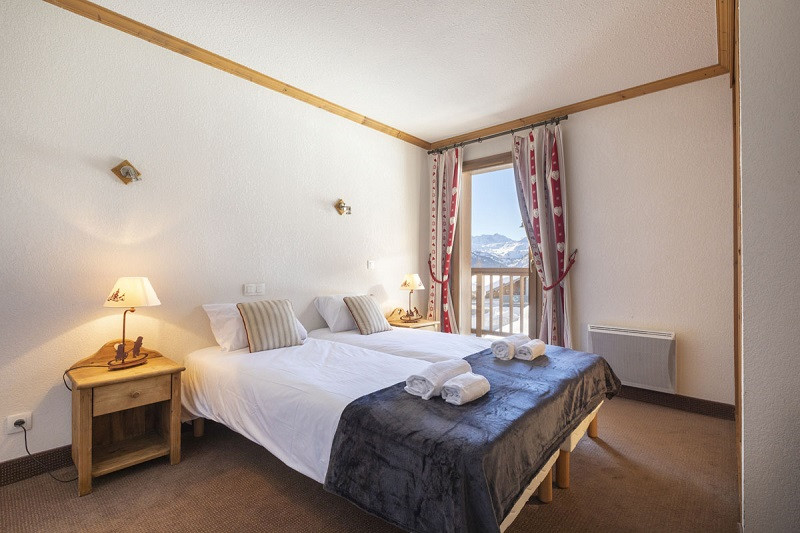Chambre 1, Appartement 2, Chalet Les Perdrix,  La Rosière, vue 1 - © Manu REYBOZ, Mountain Collection chambre-1-appartement-2-chalet-les-perdrix-la-rosiere-vue-1