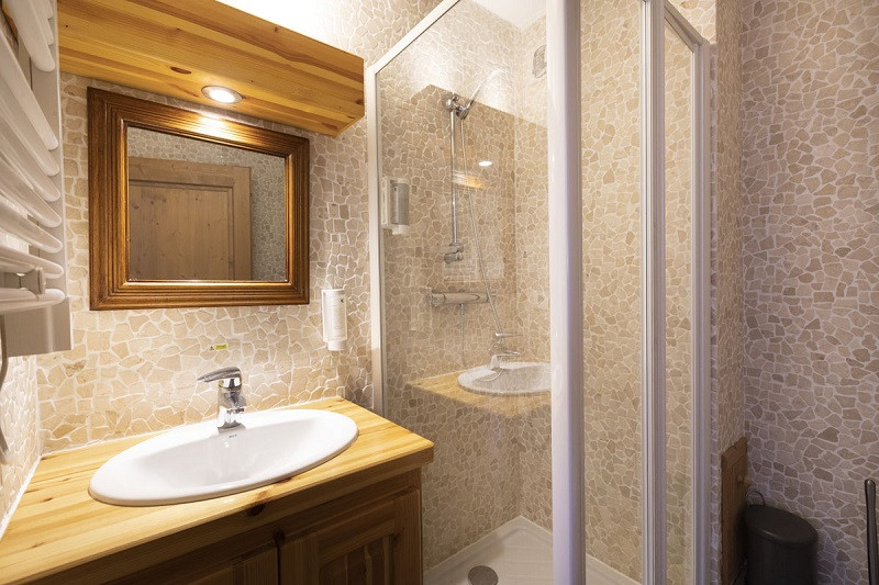 Salle de douche 1, Appartement 2, Chalet Les Perdrix,  La Rosière - © Manu REYBOZ, Mountain Collection salle-de-douche-1-appartement-2-chalet-les-perdrix-la-rosiere