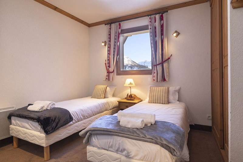 Chambre 2, Appartement 2, Chalet Les Perdrix,  La Rosière, vue 1 - © Manu REYBOZ, Mountain Collection chambre-2-appartement-2-chalet-les-perdrix-la-rosiere-vue-1