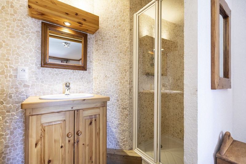 Salle de douche 2, Appartement 2, Chalet Les Perdrix,  La Rosière - © Manu REYBOZ, Mountain Collection salle-de-douche-2-appartement-2-chalet-les-perdrix-la-rosiere