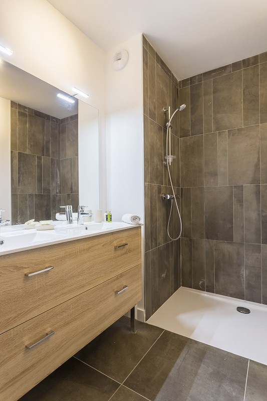 Salle d'eau 1, Appartement 5 pièces, Le Hameau de Barthélémy, La Rosière - © Manu Reyboz salle-de-douche-1-appartement-5-pieces-le-hameau-de-barthelemy-la-rosiere
