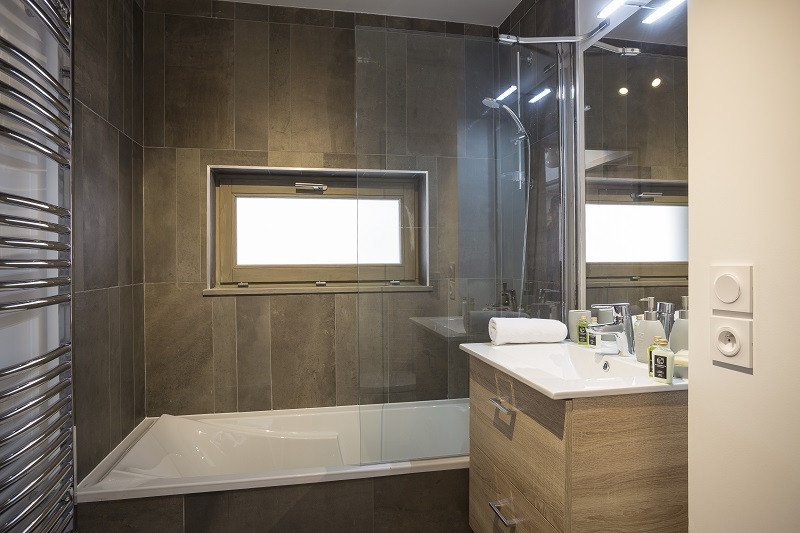 Salle de bain 2, Appartement 5 pièces, Le Hameau de Barthélémy, La Rosière - © Manu Reyboz salle-de-bain-2-appartement-5-pieces-le-hameau-de-barthelemy-la-rosiere