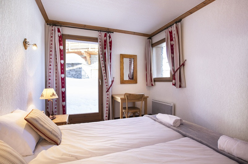 Chambre 1, Appartement 1, Chalet Les Perdrix,  La Rosière, vue 1 - © Manu REYBOZ, Mountain Collection chambre-1-appartement-1-chalet-les-perdrix-la-rosiere-vue-1