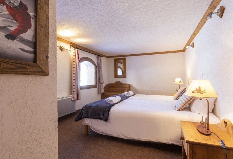 Chambre 2, Appartement 1, Chalet Les Perdrix,  La Rosière, vue 1 - © Manu REYBOZ, Mountain Collection chambre-2-appartement-1-chalet-les-perdrix-la-rosiere-vue-1