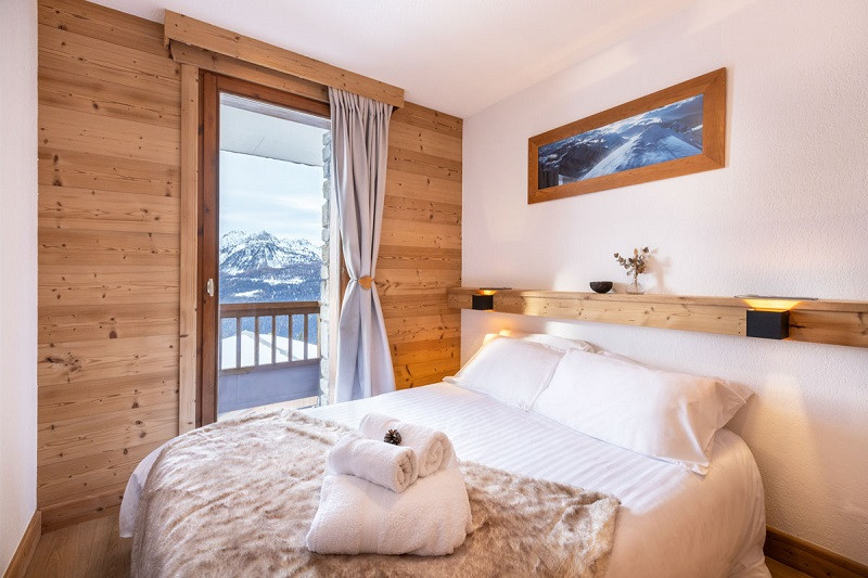 Chambre 1, Appartement CRYS4, Chalet Le Crystal, La Rosière, vue 1 Chambre 1, Appartement CRYS4, Chalet Le Crystal, La Rosière, vue 1