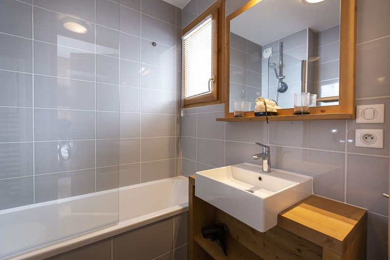 Salle de bain 1, Appartement Chardonnet RIT004, Résidence Miravidi, La Rosière salle-de-bain-1-appartement-chardonnet-RIT004-residence-miravidi-la-rosiere