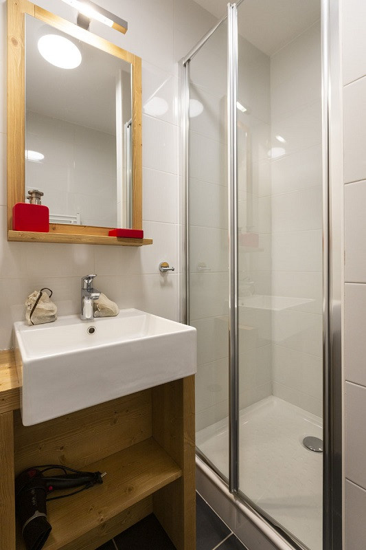 Salle de bain 1, Appartement Gélinotte RIT006, Résidence Miravidi, La Rosière salle-de-bain-1-appartement-gelinotte-RIT006-residence-miravidi-la-rosiere