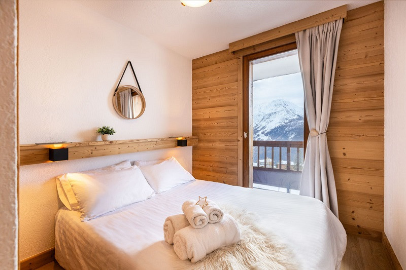 Chambre 2, Appartement CRYS4, Chalet Le Crystal, La Rosière, vue 1 Chambre 2, Appartement CRYS4, Chalet Le Crystal, La Rosière, vue 1