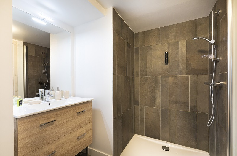 Salle d'eau 1, Appartement 2 pièces, Le Hameau de Barthélémy, La Rosière - © Manu Reyboz salle-de-bain-1-appartement-2-pieces-le-hameau-de-barthelemy-la-rosiere