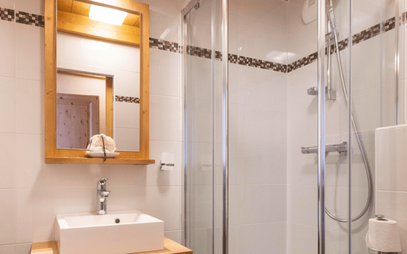 Room 202770-551333 Room 202770-551333