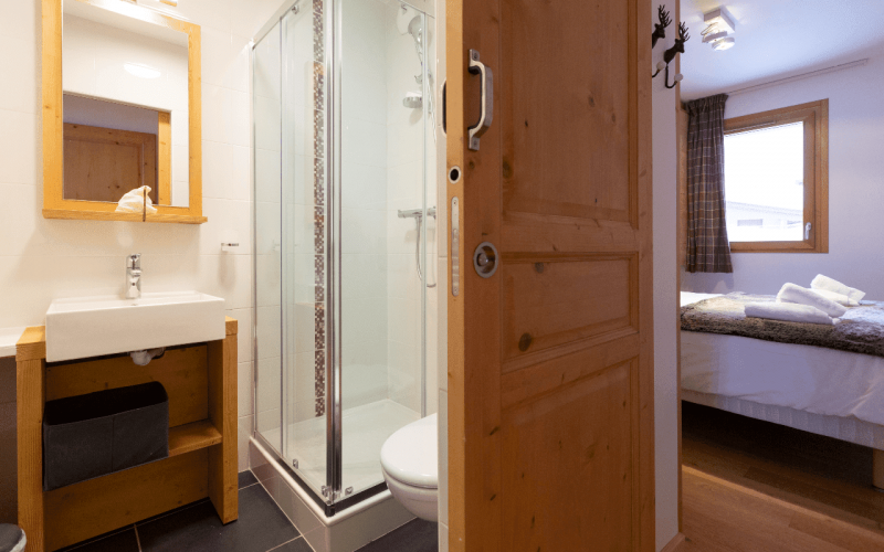 Room 202768-551329 Room 202768-551329