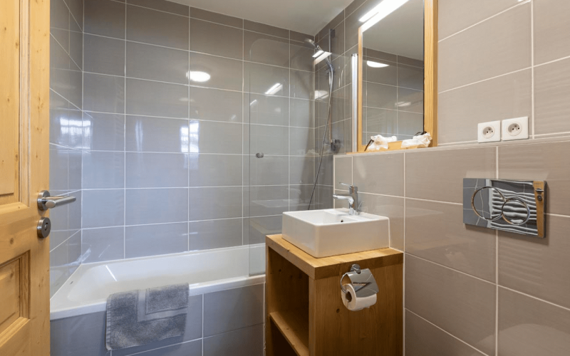 Room 202745-551301 Room 202745-551301