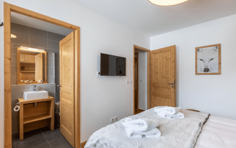 Room 202745-551301 Room 202745-551301