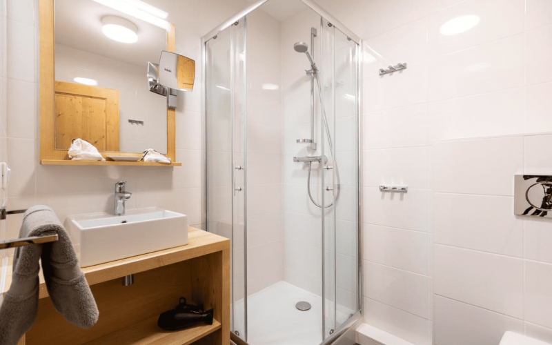 Room 202747-551303 Room 202747-551303