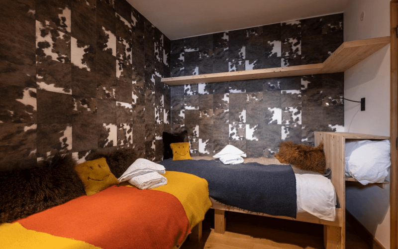 Room 202747-551303 Room 202747-551303