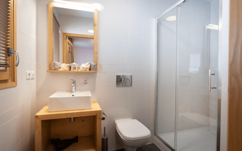 Room 202756-551314 Room 202756-551314