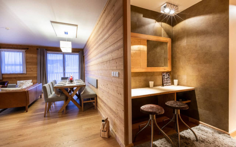 Room 202764-551324 Room 202764-551324