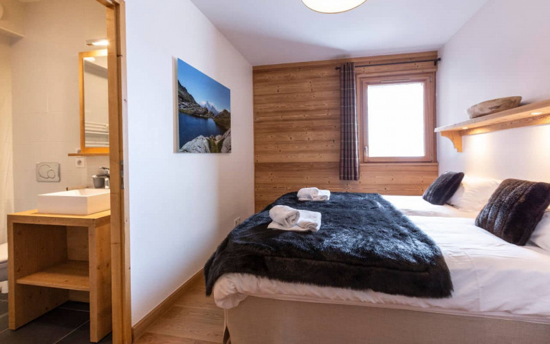 Room 202766-551327 Room 202766-551327