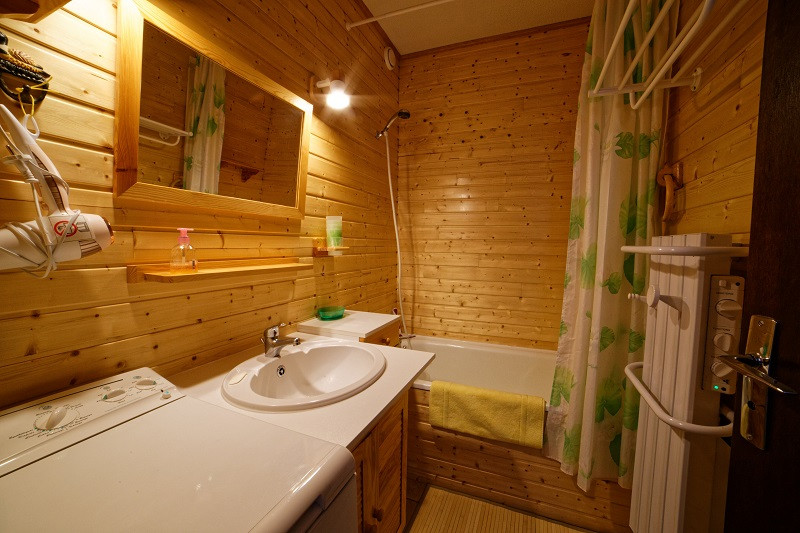 Salle de bain, Studio cabine CR09A, Les Chalets de La  Rosière Salle de bain, Studio cabine CR09A, Les Chalets de La  Rosière