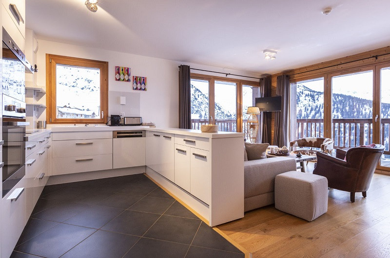 cuisine-et-sejour-appartement-primavera-RIT010-residence-miravidi-la-rosiere