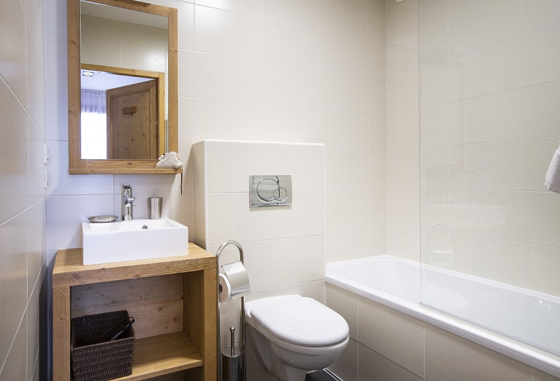 Salle de bain 1, Appartement Roc Noir RIT011, Résidence Miravidi, La Rosière salle-de-bain-1-appartement-roc-noir-RIT011-residence-miravidi-la-rosiere