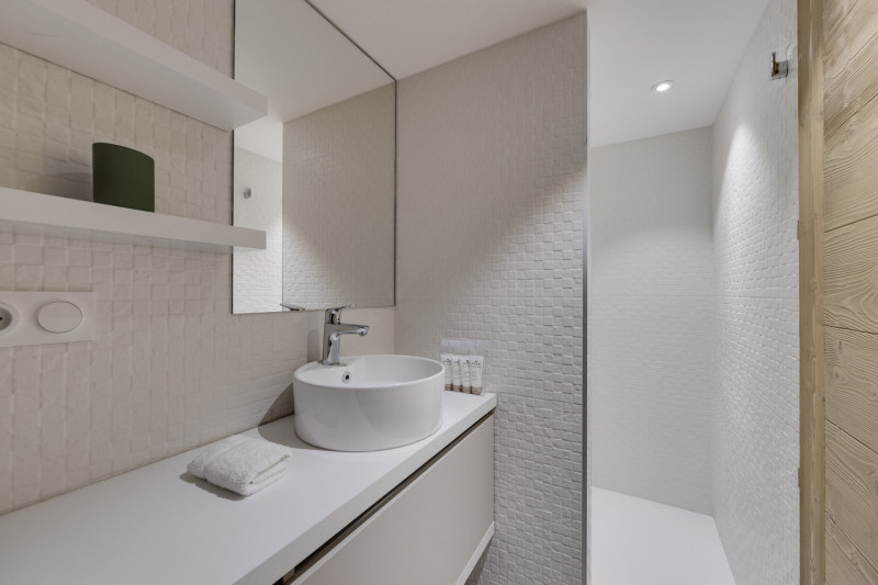 _lv_images__lot_0074061833_06_4159791