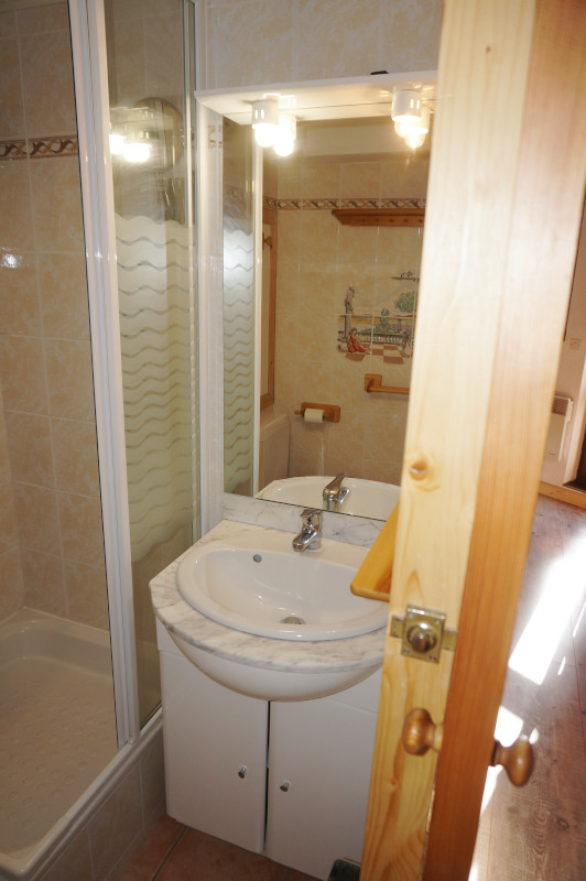 Salle d'eau, Studio BA323, Les Bouquetins, La Rosière, vue 1 Salle d'eau, Studio BA323, Les Bouquetins, La Rosière, vue 1