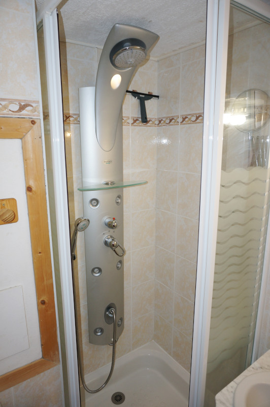 Salle d'eau, Studio BA323, Les Bouquetins, La Rosière, vue 2 Salle d'eau, Studio BA323, Les Bouquetins, La Rosière, vue 2