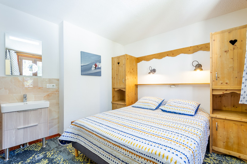 Chambre 1, lit double avec lavabo, Le Tyrol, La Rosière