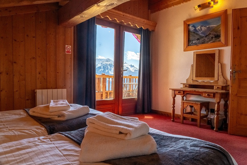 Chambre 1 vue sud, Appartement Charlotte, Chalet l'Ourson, La Rosière Chambre 1 vue sud, Appartement Charlotte, Chalet l'Ourson, La Rosière