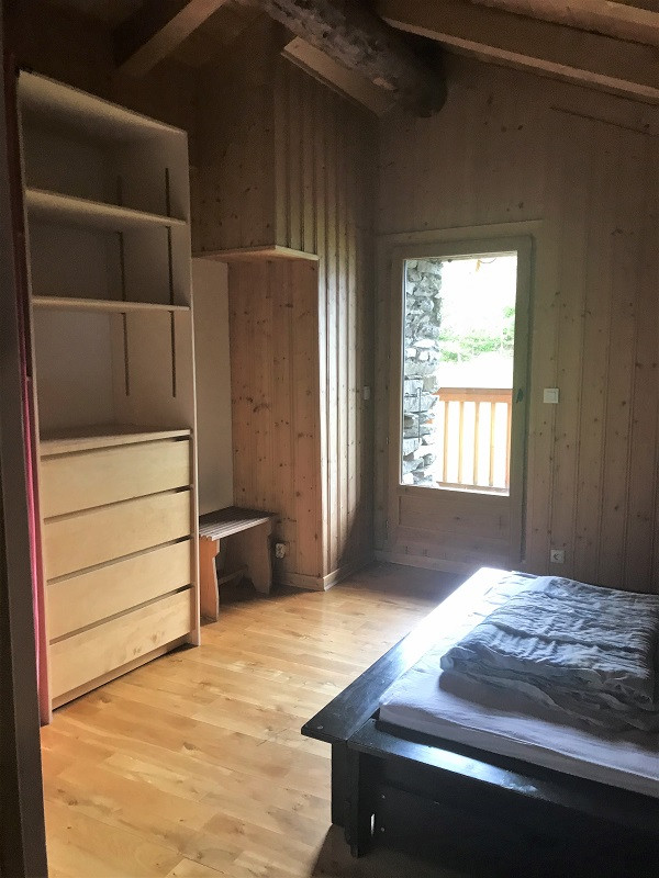 Chambre 2, Chalet La Verdache, Le Châtelard, vue 3 chambre-2-chalet-la-verdache-le-chatelard-vue-3