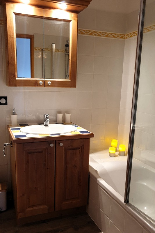 Salle de bain chambre 2, Appartement CHEB45, Les Chalets des Eucherts, La Rosière, vue 1 Salle de bain chambre 2, Appartement CHEB45, Les Chalets des Eucherts, La Rosière, vue 1