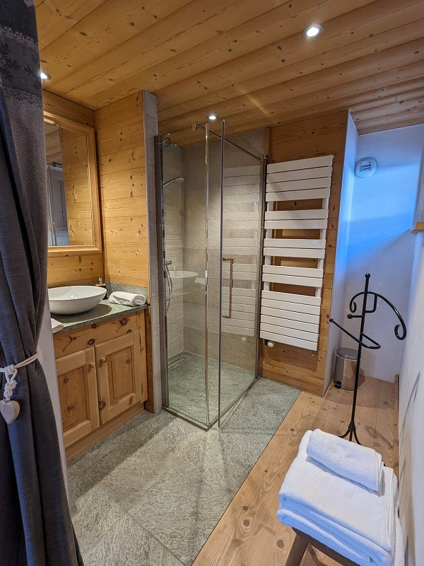 chambre-est-douche-epicea-web-3021965 chambre-est-douche-epicea-web-3021965