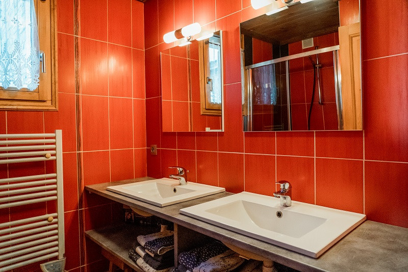 Salle d'eau 2, Appartement CH001C, Chalet Les Charmettes, La Rosière, vue 1 Salle d'eau 2, Appartement CH001C, Chalet Les Charmettes, La Rosière, vue 1