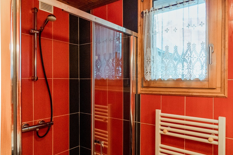 Salle d'eau 2, Appartement CH001C, Chalet Les Charmettes, La Rosière, vue 2 Salle d'eau 2, Appartement CH001C, Chalet Les Charmettes, La Rosière, vue 2
