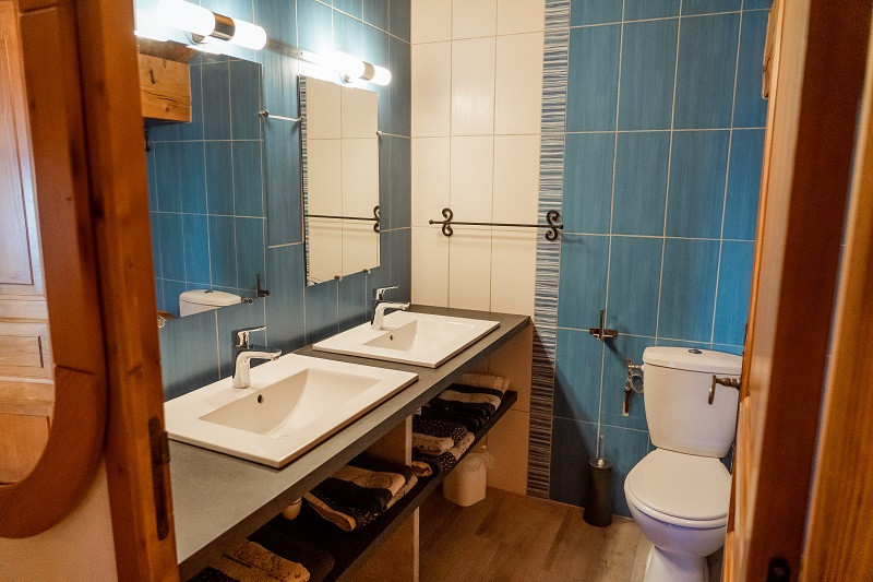 Salle de bain 1, Appartement CH001C, Chalet Les Charmettes, La Rosière, vue 1 Salle de bain 1, Appartement CH001C, Chalet Les Charmettes, La Rosière, vue 1