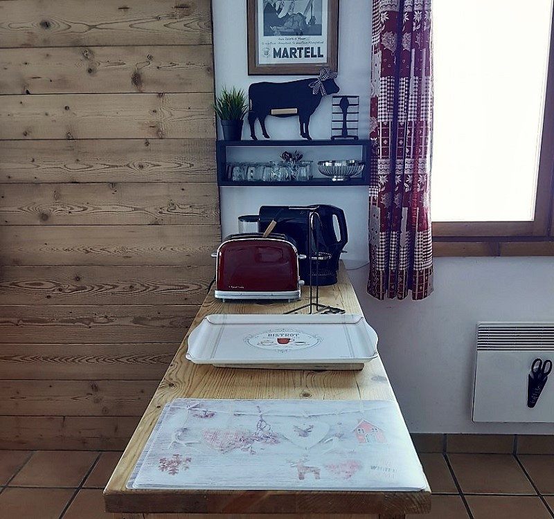 Cuisine, appartement CHEA34, Les Chalets des Eucherts, La Rosière, vue 2 cuisine-appartement-chea34-les-chalets-des-eucherts-la-rosiere-vue-2